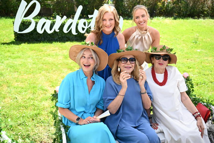 FOTO: Zahradní party s Bardotkami - Dagmar Havlová, Eva Holubová a Pavlína Pořízková. – stránka 91