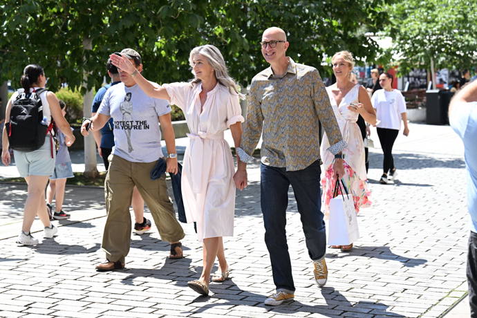 FOTO: Pavlína Pořízková s manželem Jeffem ve Varech. – stránka 43
