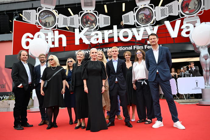 FOTO: Bára Basiková na červeném koberci. – stránka 1370