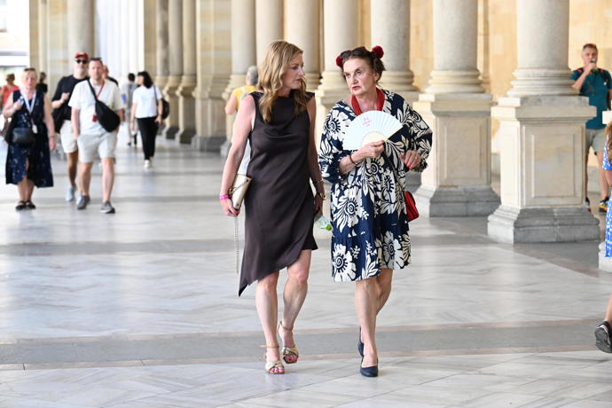 FOTO: Eva Holubová se prošla po lázeňském městě. – stránka 17