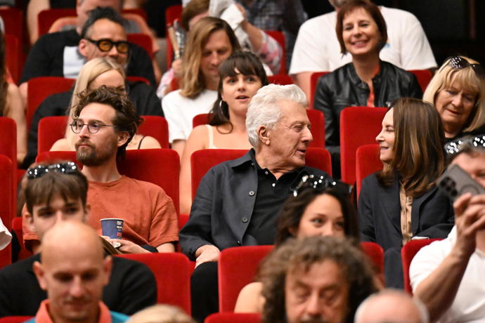 FOTO: Dustin Hoffman se usadil mezi hosty. – stránka 1015