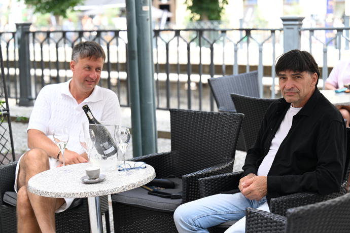 FOTO: Zdeněk Podhůrský s kamarádem na kolonádě. – stránka 759