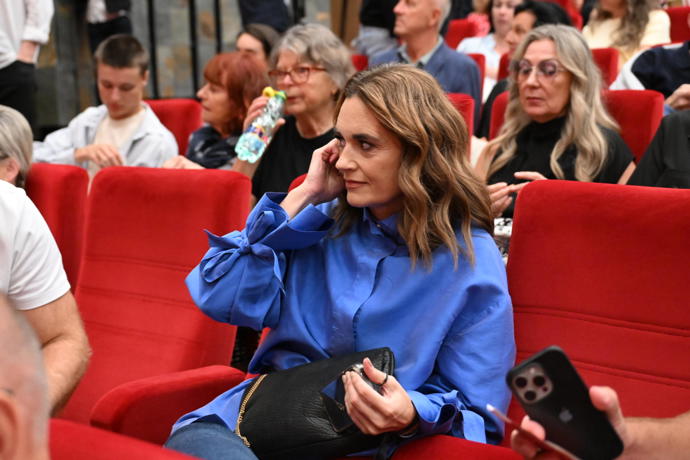 FOTO: Daniela Brzobohatá seděla osamoceně. – stránka 1356