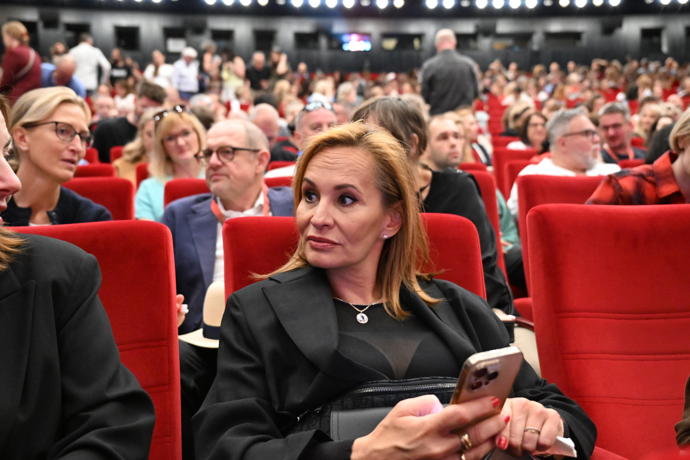 FOTO: Monika Absolonová na dokumentu Báry Basikové. – stránka 7