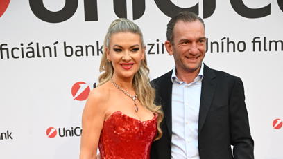 FOTO: Lenka Graf s partnerem na party UniCredit Bank ve Varech.