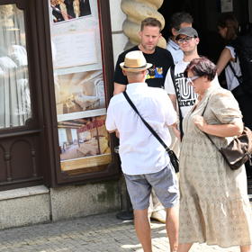 Jakub Prachař byl ihned odchycen fanoušky.