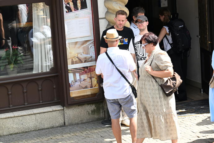 FOTO: Jakub Prachař byl ihned odchycen fanoušky. – stránka 973