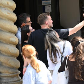 Jakub Prachař si udělal s několika lidmi selfie.