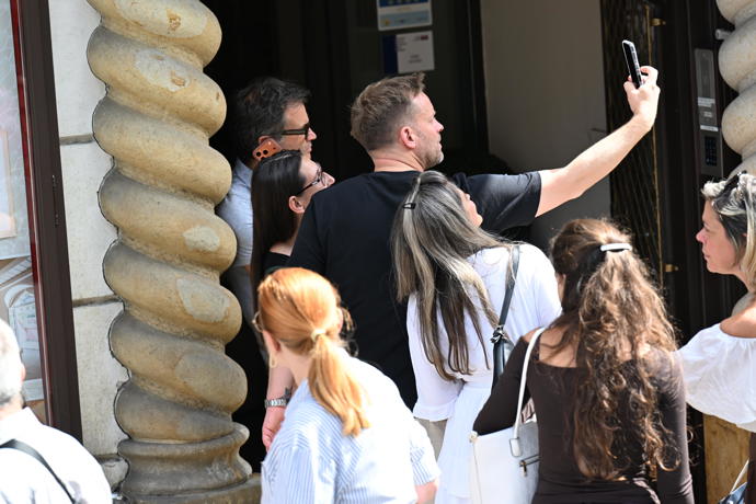 FOTO: Jakub Prachař si udělal s několika lidmi selfie. – stránka 1030