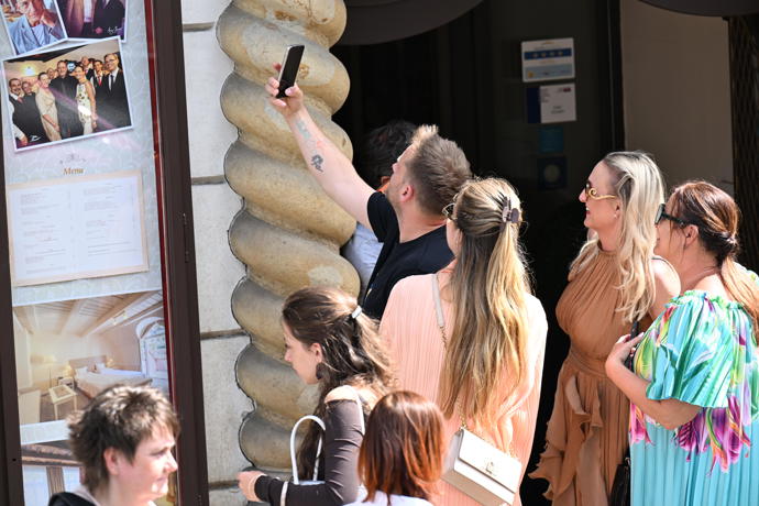 FOTO: Jakub Prachař si udělal s několika lidmi selfie. – stránka 1029