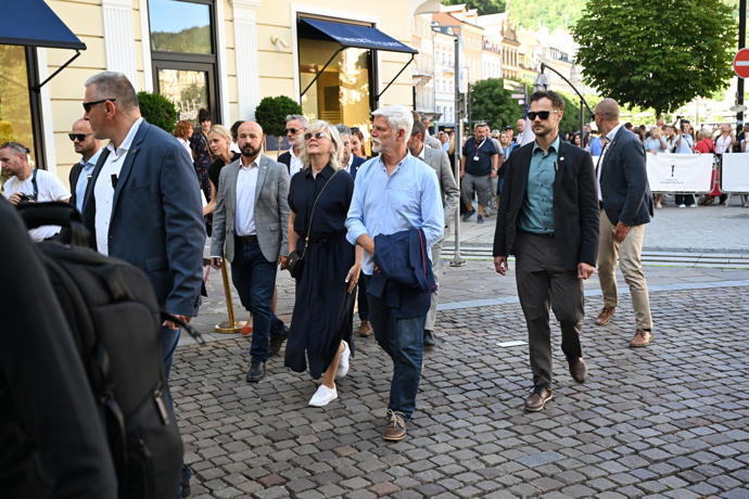 FOTO: Lidé prezidentskému párů tleskají. – stránka 34