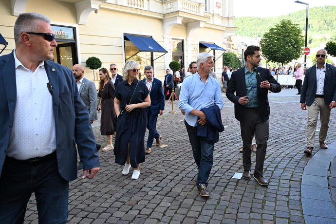 FOTO: Manželé Pavlovi se prošli po karlovarské kolonádě. – stránka 33