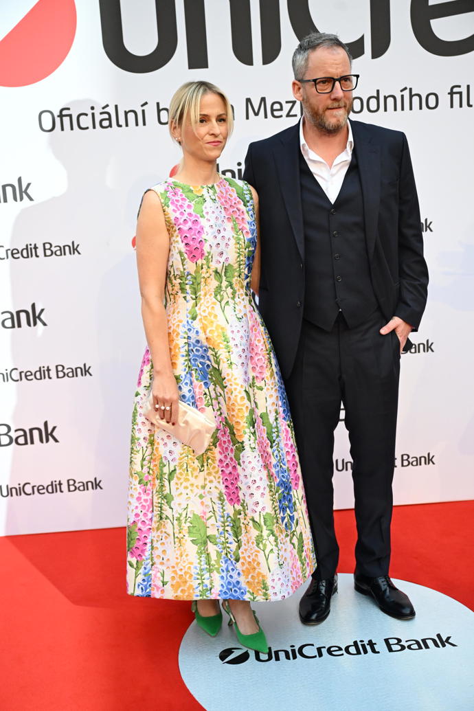 FOTO: Kryštof Mucha s manželkou na party UniCredit Bank ve Varech. – stránka 9