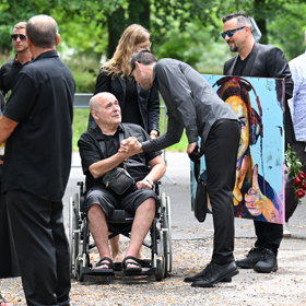 Tomáš Morávek na pohřbu Báry Tlučhořové.