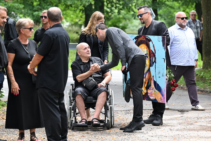 FOTO: Tomáš Morávek na pohřbu Báry Tlučhořové. – stránka 2