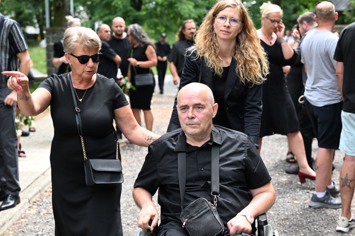 FOTO: Tomáš Morávek na pohřbu Báry Tlučhořové. – stránka 1