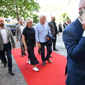 Manželé Pavlovi na červeném koberci.