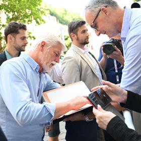 Prezident Petr Pavel se všem podepisoval.