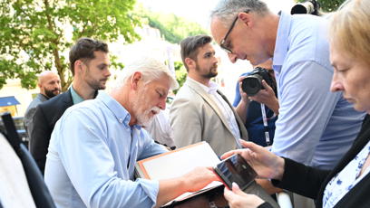 FOTO: Prezident Petr Pavel se všem podepisoval.
