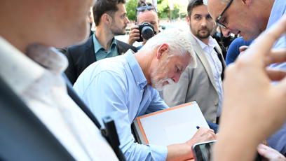 FOTO: Prezident se lidem podepisoval.