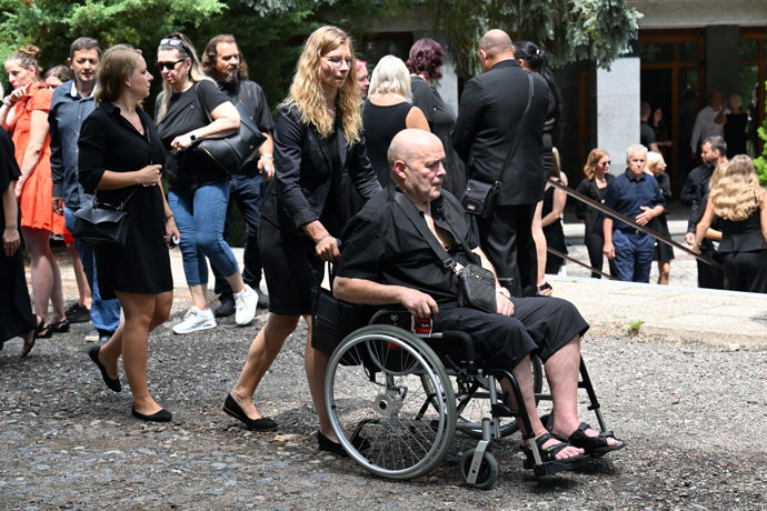 FOTO: Tomáš Morávek na pohřbu Báry Tlučhořové.