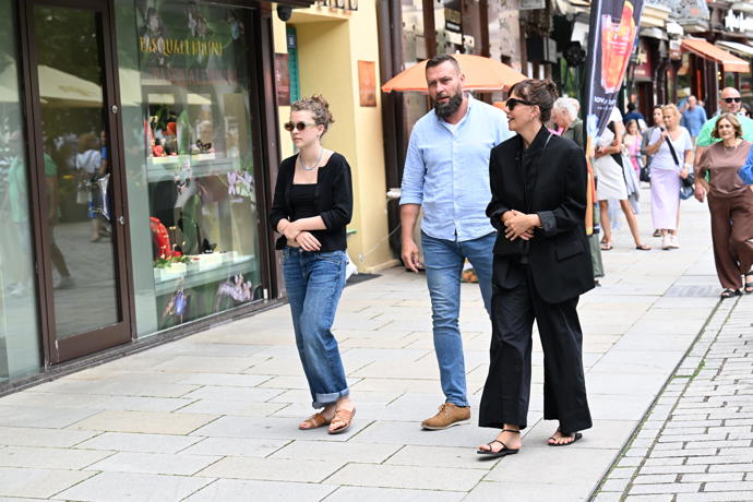 FOTO: Herečka Maggie Gyllenhaal se kouká po obchodech. – stránka 1002