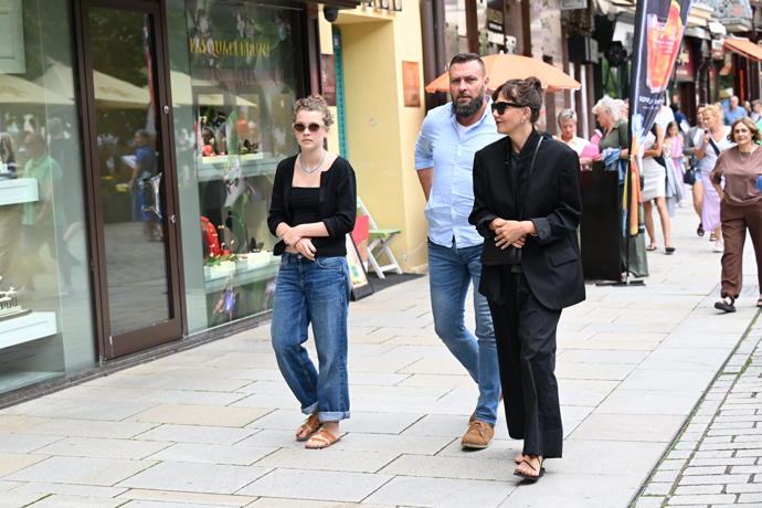 FOTO: Herečka Maggie Gyllenhaal se kouká po obchodech. – stránka 1003