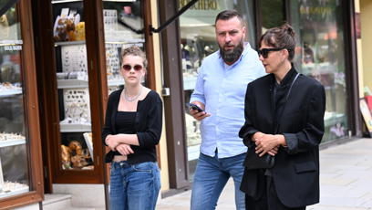 FOTO: Herečka Maggie Gyllenhaal vyrazila na procházku po kolonádě.