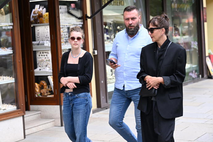 FOTO: Herečka Maggie Gyllenhaal vyrazila na procházku po kolonádě. – stránka 1009