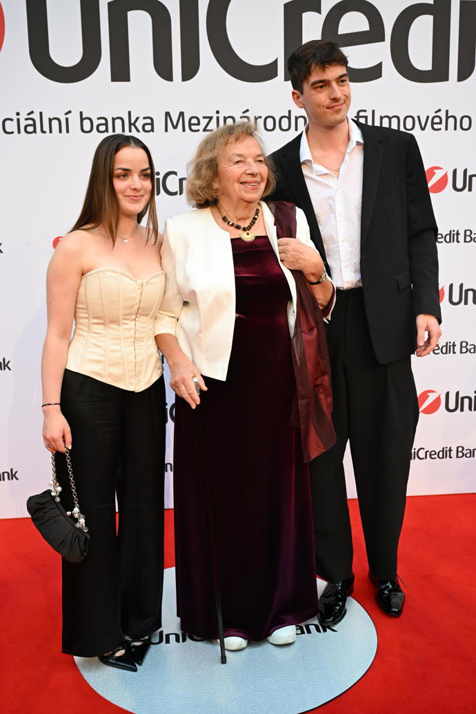 FOTO: Livia Klausová s vnoučaty na party UniCredit Bank ve Varech. – stránka 22