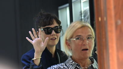 FOTO: Herečka Maggie Gyllenhaal vyrazila na procházku po kolonádě.