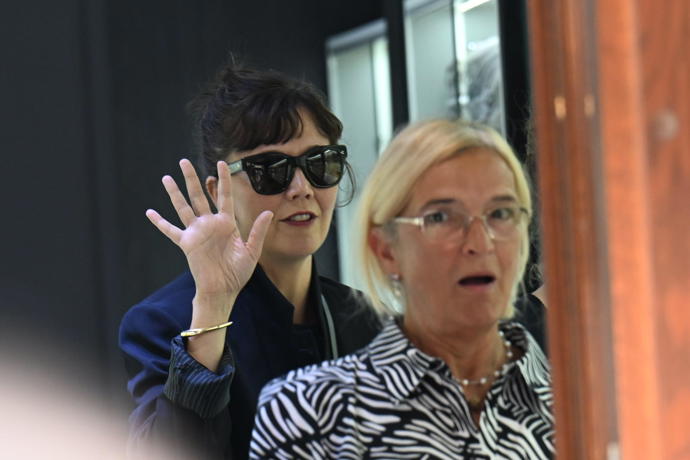FOTO: Herečka Maggie Gyllenhaal vyrazila na procházku po kolonádě. – stránka 1008