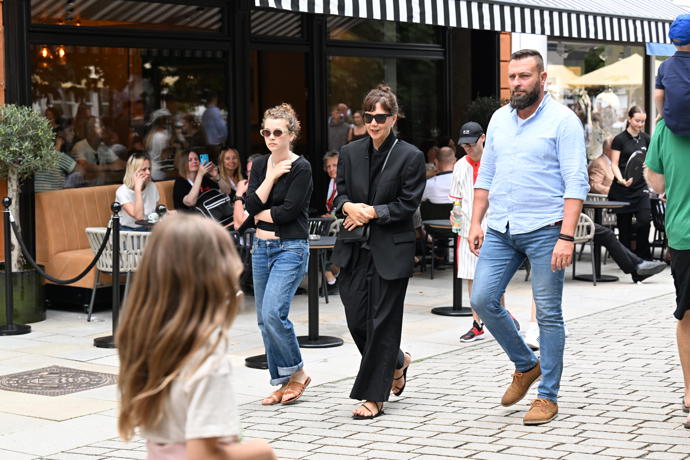FOTO: Herečka Maggie Gyllenhaal vyrazila na procházku po kolonádě. – stránka 1007
