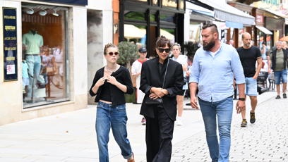 FOTO: Herečka Maggie Gyllenhaal vyrazila na procházku po kolonádě.