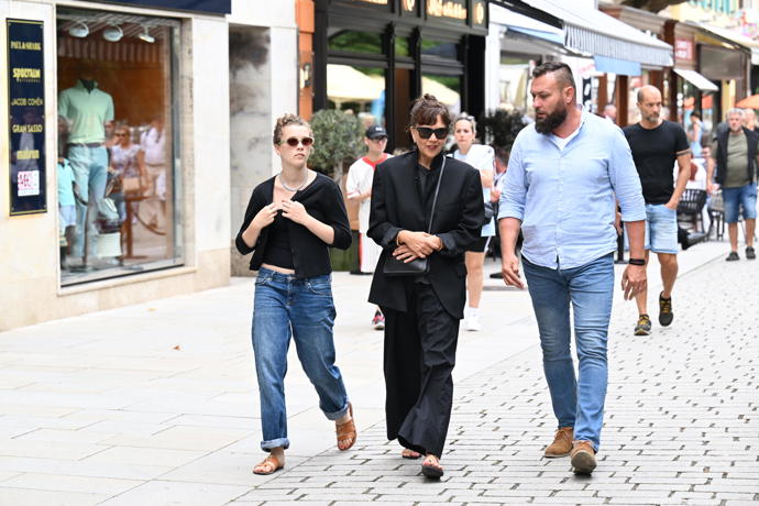 FOTO: Herečka Maggie Gyllenhaal vyrazila na procházku po kolonádě. – stránka 1006