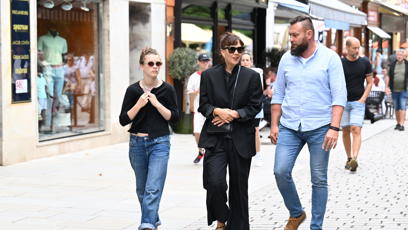 FOTO: Herečka Maggie Gyllenhaal vyrazila na procházku po kolonádě.