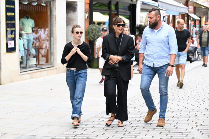FOTO: Herečka Maggie Gyllenhaal vyrazila na procházku po kolonádě. – stránka 1005