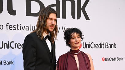 FOTO: Marcell s manželkou na party UniCredit Bank ve Varech.