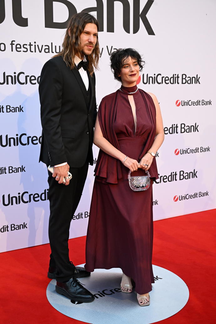 FOTO: Marcell s manželkou na party UniCredit Bank ve Varech. – stránka 19
