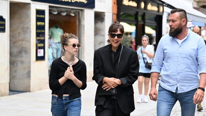 FOTO: Herečka Maggie Gyllenhaal vyrazila na procházku po kolonádě.