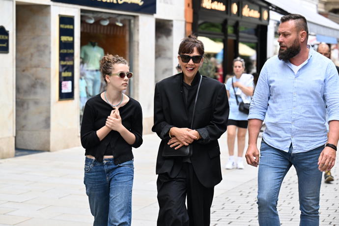 FOTO: Herečka Maggie Gyllenhaal vyrazila na procházku po kolonádě. – stránka 1004