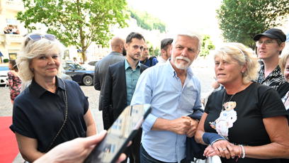 FOTO: Lidé prezidentský pár přivítali s nadšením.