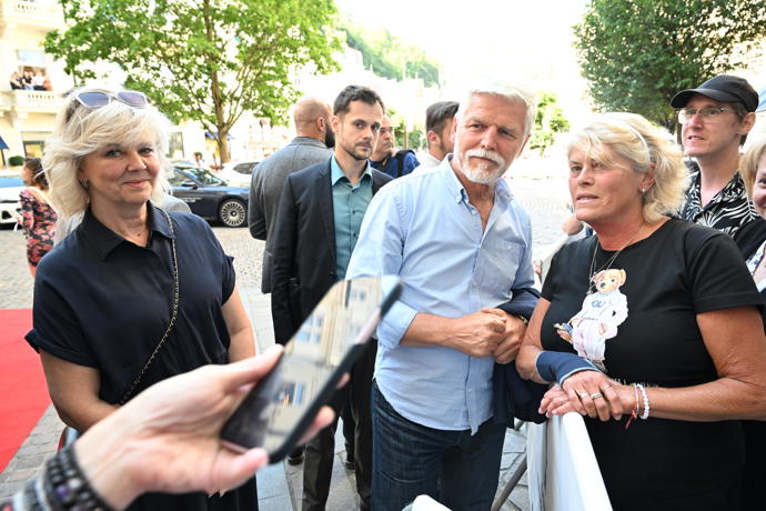 FOTO: Lidé prezidentský pár přivítali s nadšením. – stránka 26