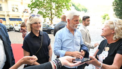 FOTO: Lidé prezidentský pár přivítali s nadšením.