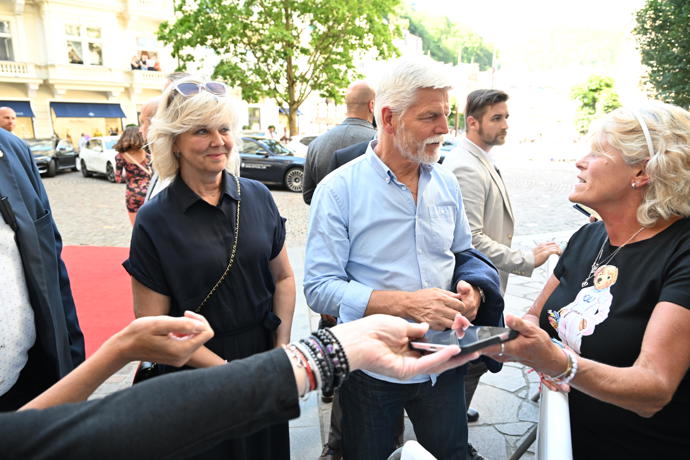 FOTO: Lidé prezidentský pár přivítali s nadšením. – stránka 25