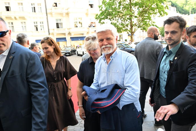 FOTO: Prezidentský pár si užívá volný čas ve Varech. – stránka 24