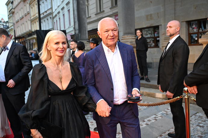 FOTO: Jaroslav Faltýnek s partnerkou na party UniCredit Bank ve Varech. – stránka 1