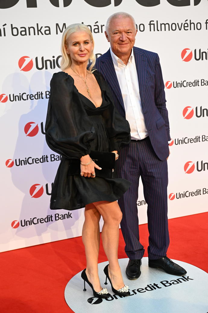 FOTO: Jaroslav Faltýnek s partnerkou na party UniCredit Bank ve Varech. – stránka 2
