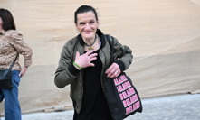 Katka Bradáčová v centru Prahy.