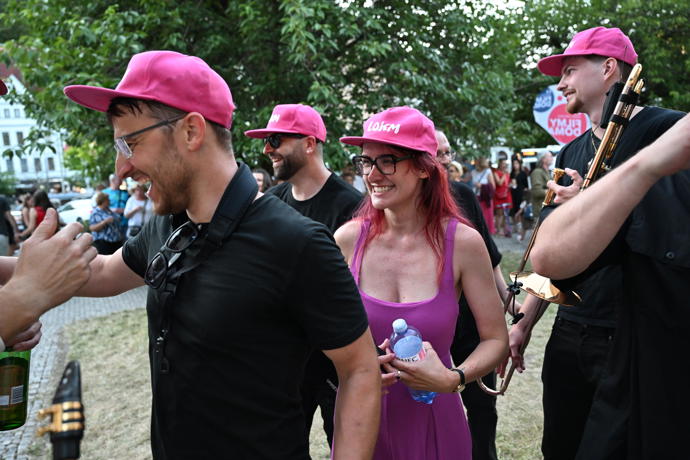 FOTO: Markéta Gregorová se členy své kapely. – stránka 7